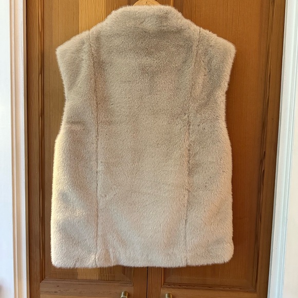 Hartford Cream Faux Fur Vest with Plush Texture and Jungle Lining - Picture 2 of 6